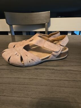 Earth Origins Tan Suede Sandals